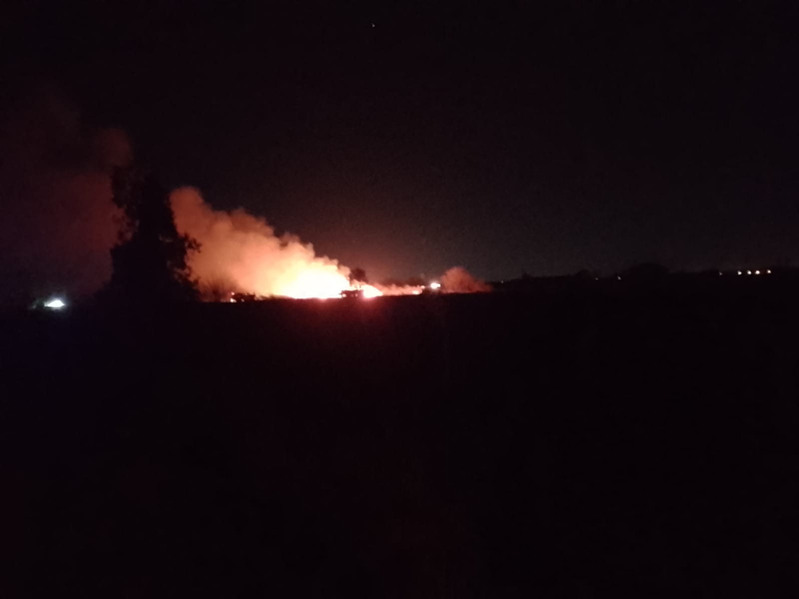 Fuego en las afueras de Funes: cinco horas de trabajo y decenas de personas codo a codo